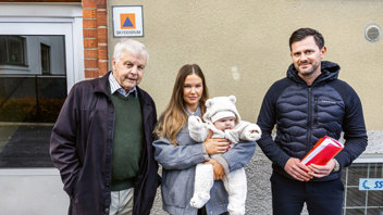 Brf Vasalundens boenden Arne Thorfinn, Maja Aldsjö, dottern Alma och Mirsad Masinovic utanför närmsta skyddsrum som ligger några fastigheter bort. Foto: Jeppe Gustafsson