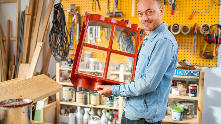Att sätta sin egen prägel på sitt boende behöver inte alls vara lika med att riva och köpa nytt, anser snickaren Anton Björklund. Foto: Magnus Glans