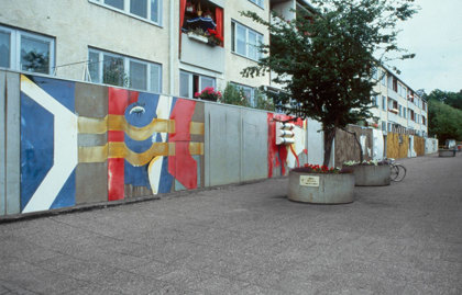Lennart Aschenbrenner, ”Stadens tecken”, 1960-talets slut, i miljonprogramsområdet Råby i Västerås. Restaurering av väggen har gjorts på Brf Västeråshus 23:s initiativ med stöd av Länsstyrelsen i Västmanland. Foto: Statens konstråd