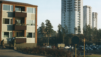 Bild Nybyggd flerbostadslänga i tre våningar på Forshagagatan 4 i Farsta. I fonden höga punkthus under byggnad i kv. Hjälmö 1960. Foto: Stockholms Stadsmuseum, fotograf: Sigge Hähnel
