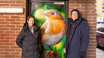”Konstverket har tillfört något speciellt till vår förening. Vi är alla väldigt stolta över vår fågel”, säger Kate Samuelsson som är vice ordförande i Brf Göteborgshus nr 2. Här tillsammans med ordförande Lennart Flood. Foto: Anna-Lena Lundqvist