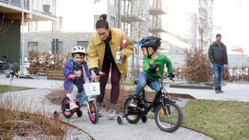 Syskonen Izzie och Luka Thepper bodde tidigare i ett radhus tillsammans med sina föräldrar Klara och Marcus. Nu bor de högst upp i ett av Brf Notuddsparkens hus och föräldrarna hoppas att hållbarhetsaspekten ska fungera som ett föredöme för barnen när de blir äldre. Foto: Jonas Bilberg