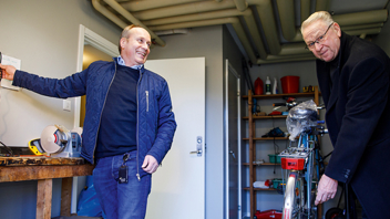 Bild: ”Vi har en långsiktig plan för att bli hållbara”, säger Brf Vågmästarens styrelseordföranden Robert Greve som står tillsammans med boende Bengt Nilsson i föreningens gemensamma cykelverkstad. Foto: Lars Jansson