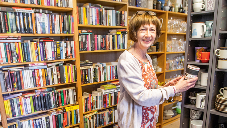 Trenden med återbruk växer sig starkare. Maria Hårdberg är en av de som ansvarar för bytesrummet i Brf Voxnan i Bagarmossen, i södra Stockholm. Varje höst och vår har föreningen dessutom loppis.