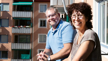 Brf Granegårdens ordförande Annika Hellström tillsammans med Robert Nilsson ansvarig för el- och solcellsfrågor i föreningen. Foto: Lisbet Spörndly