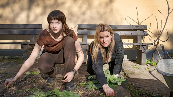Pauline Bengtsson, ansvarar för Brf Kvarteret Östergårds sommarjobbare. Här med Vega Kestrup som gör sin sista sommar på gården. Foto: Johan Bävman.
