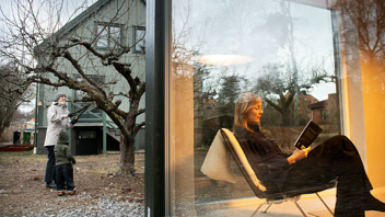 Bild Systrarna Karin och Emelie Kjellson bor nu 12 meter från varandra. I bostadsrättsföreningen bor även Mark Robinson och 3-åriga Bo. Foto: Anders G Warne