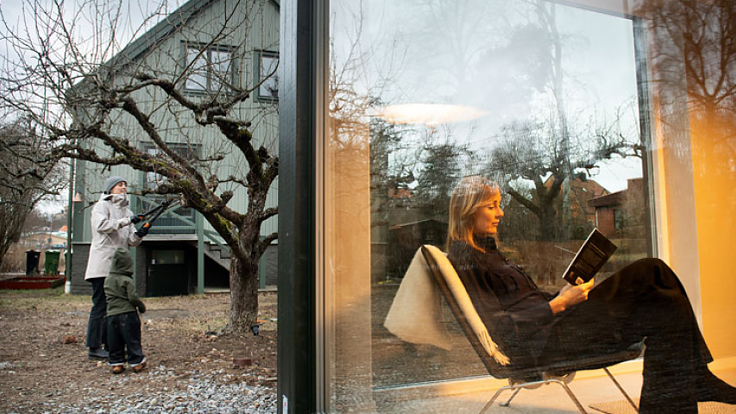 Bild Systrarna Karin och Emelie Kjellson bor nu 12 meter från varandra. I bostadsrättsföreningen bor även Mark Robinson och 3-åriga Bo. Foto: Anders G Warne