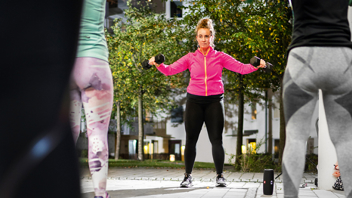 Bild Tränaren Martina Lindberg kör hårt med sina grannar i Brf Eden på Kungsholmen i Stockholm. Foto: Magnus Glans