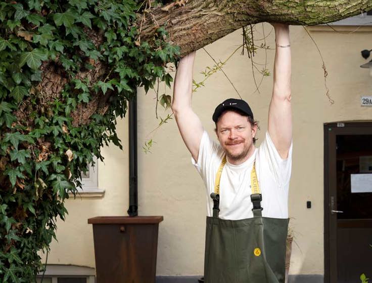 Brf Källornas ordföranden Mattias Lind jobbar till vardags som klimatstrateg och satte planen i verket som ledde till slutet på ständiga översvämningar i föreningens källare. Foto: Johan Bävman
