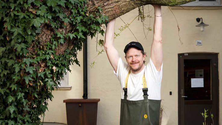Brf Källornas ordföranden Mattias Lind jobbar till vardags som klimatstrateg och satte planen i verket som ledde till slutet på ständiga översvämningar i föreningens källare. Foto: Johan Bävman