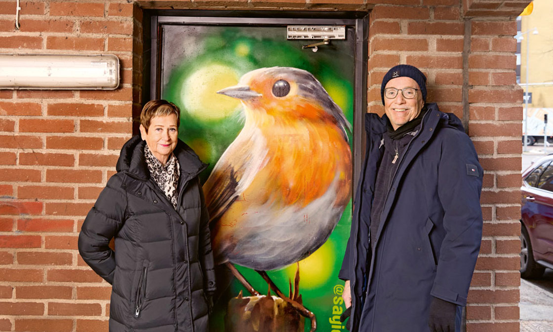 ”Konstverket har tillfört något speciellt till vår förening. Vi är alla väldigt stolta över vår fågel”, säger Kate Samuelsson som är vice ordförande i Brf Göteborgshus nr 2. Här tillsammans med ordförande Lennart Flood. Foto: Anna-Lena Lundqvist