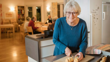 Kollektivhusföreningen Påängen har två matlag. En gång i veckan träffas Karin Jönsson de andra i torsdagsgänget och äter vegetariskt tillsammans. Foto: Jeanette Dahlström