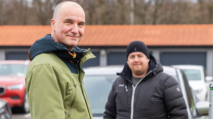 Bild: Sedan förra sommaren har Brf Lyckegården haft sin bilpool. Både styrelseordföranden Stefan Säfdal och boende Per-Erik Bengtsson ser många fördelar med initiativet. Foto: Karin Wildheim