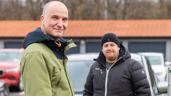 Bild: Sedan förra sommaren har Brf Lyckegården haft sin bilpool. Både styrelseordföranden Stefan Säfdal och boende Per-Erik Bengtsson ser många fördelar med initiativet. Foto: Karin Wildheim