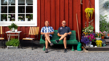 Bild Gemenskapen på Bruksplatsen är god. Ofta möts grannarna ute för en kopp kaffe. Sverker Moritz och Tomas Forsberg är båda engagerade i bostadsrättsföreningens styrelse. Foto: Malin Grönborg