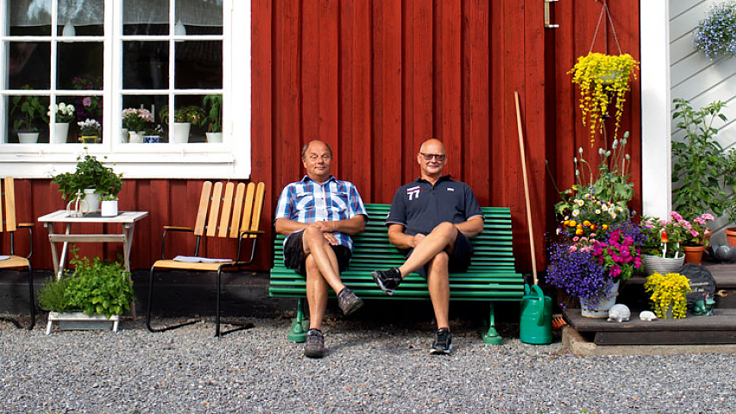 Bild Gemenskapen på Bruksplatsen är god. Ofta möts grannarna ute för en kopp kaffe. Sverker Moritz och Tomas Forsberg är båda engagerade i bostadsrättsföreningens styrelse. Foto: Malin Grönborg