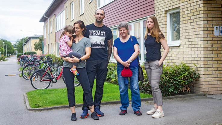 Det har varit ett år fullt av umbäranden för de boende i den brandskadade fastigheten i Brf L21 Ekholmen. Och än dröjer det innan familjen van Wassenaar, bestående av Helen, Robin och dottern Amilia, samt Gunilla Lindell får flytta tillbaka in i sina lägenheter. Även föreningens försäkringsansvariga Ella Wasström (till höger) har haft en hektisk tid. Foto: Jeppe Gustafsson