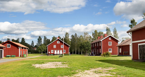 Bild Det kommer ofta besökare som tror att hela bostadsrättsföreningen är ett enda stort museum. Foto: Malin Grönborg