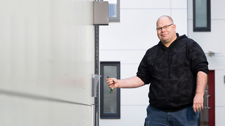 ”Det är väldigt bra att kunna komma in överallt med bara en bricka” tycker Fredrik Pedersen, fastighetsansvarig i Brf Tuvebo smedjas styrelse. Foto: Julia Sjöberg