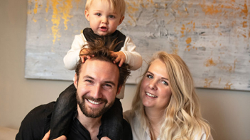Bild Clara Larsson, Philipp Goldberg och deras son Dante har bott i den luftiga trerummaren i ett halvår. Foto: Anders G Warne