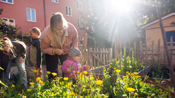 Grannarna Sofie Dahlstedt och Anna Landelius ses på den lummiga innergården medan barnen leker. ”Det bästa med att bo här är gården, men också gemenskapen”, säger Anna Landelius. Foto: Jenny Leyman