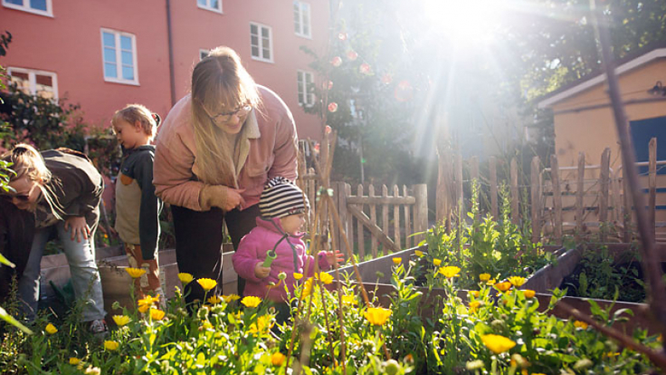 Grannarna Sofie Dahlstedt och Anna Landelius ses på den lummiga innergården medan barnen leker. ”Det bästa med att bo här är gården, men också gemenskapen”, säger Anna Landelius. Foto: Jenny Leyman
