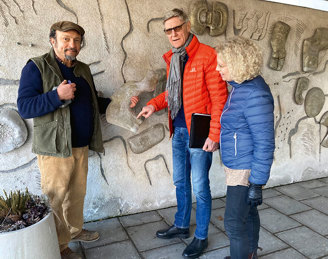Marco Cueva inspekterar konstverket inför arbetet tillsammans med Ludwig Hedlund och Gunlög Sundberg från föreningens projektgrupp.