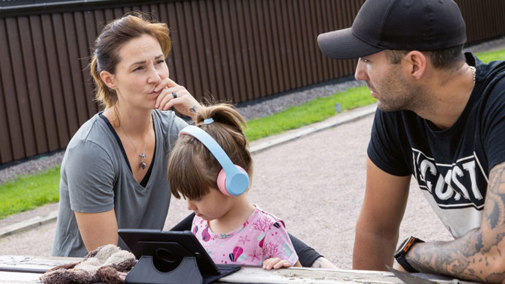 Det har varit slitsamma nio månader för Helen och Robin van Wassenaar och deras dotter Amilia. Inte minst på grund av den hackande relationen till försäkringsbolaget. ”Vi måste lösa allt själva och sedan eventuellt få det godkänt och ersatt. Alltid ifrågasatta”, säger Robin van Wassenaar. Foto:Jeppe Gustafsson