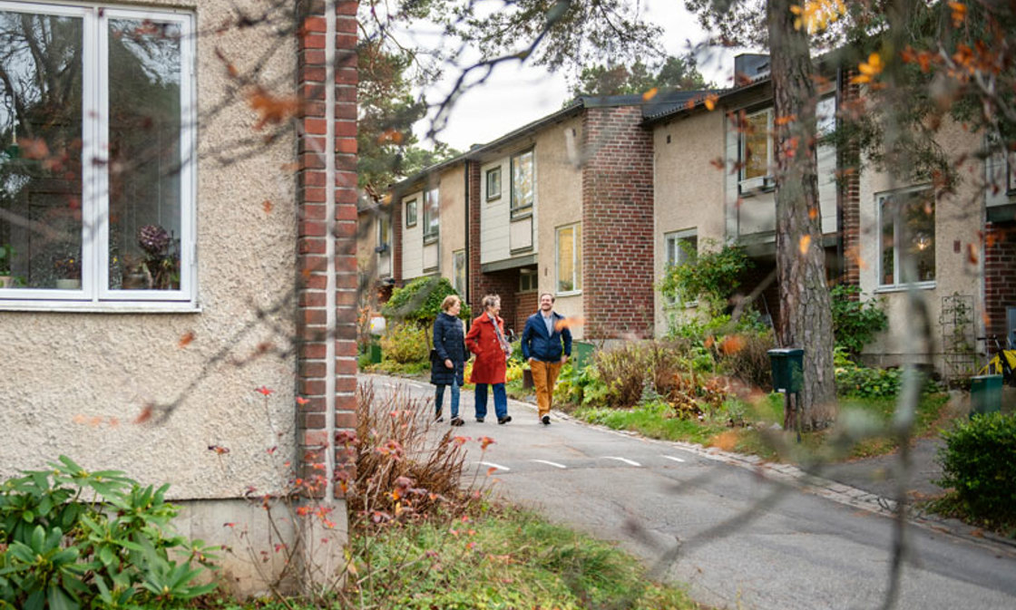 Husens fasadmaterial är flera. Längornas kortsidor är av tegel och betong, medan längornas ytterväggar även har spritputs och eternit. Foto: Anders G Warne
