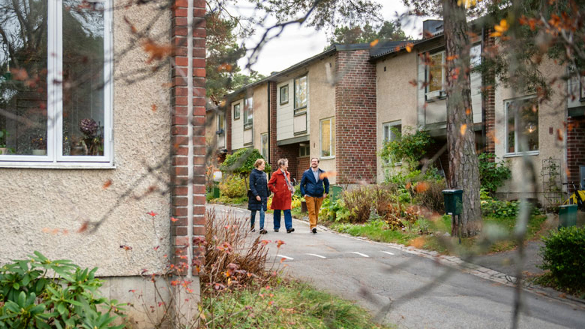Husens fasadmaterial är flera. Längornas kortsidor är av tegel och betong, medan längornas ytterväggar även har spritputs och eternit. Foto: Anders G Warne