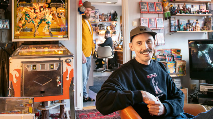 ”Vi samlar på vår barndom, eller anledningen till varför vi blev som vi blev”, säger Melker Becker som samlar på allt som väcker nostalgi. Anders Carlborg, i fåtöljen, är VHS-entusiast, medan Andreas Wennberg, i dörröppningen, är Star wars-samlare. Foto: Anders G Warne